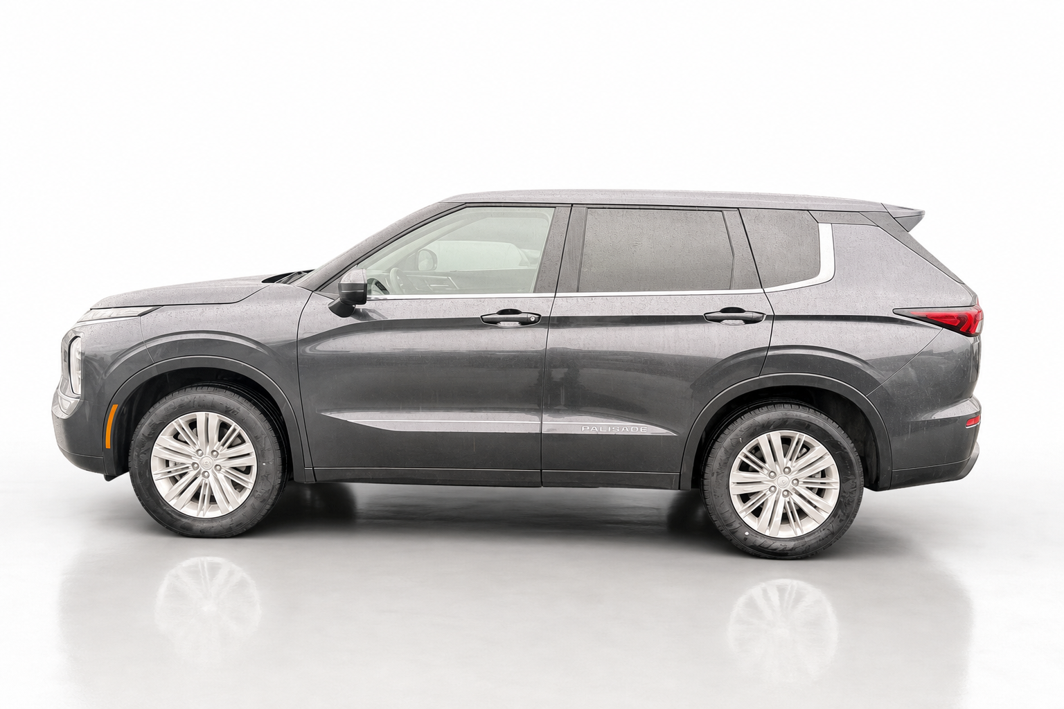 2023 Mitsubishi Outlander — view 3