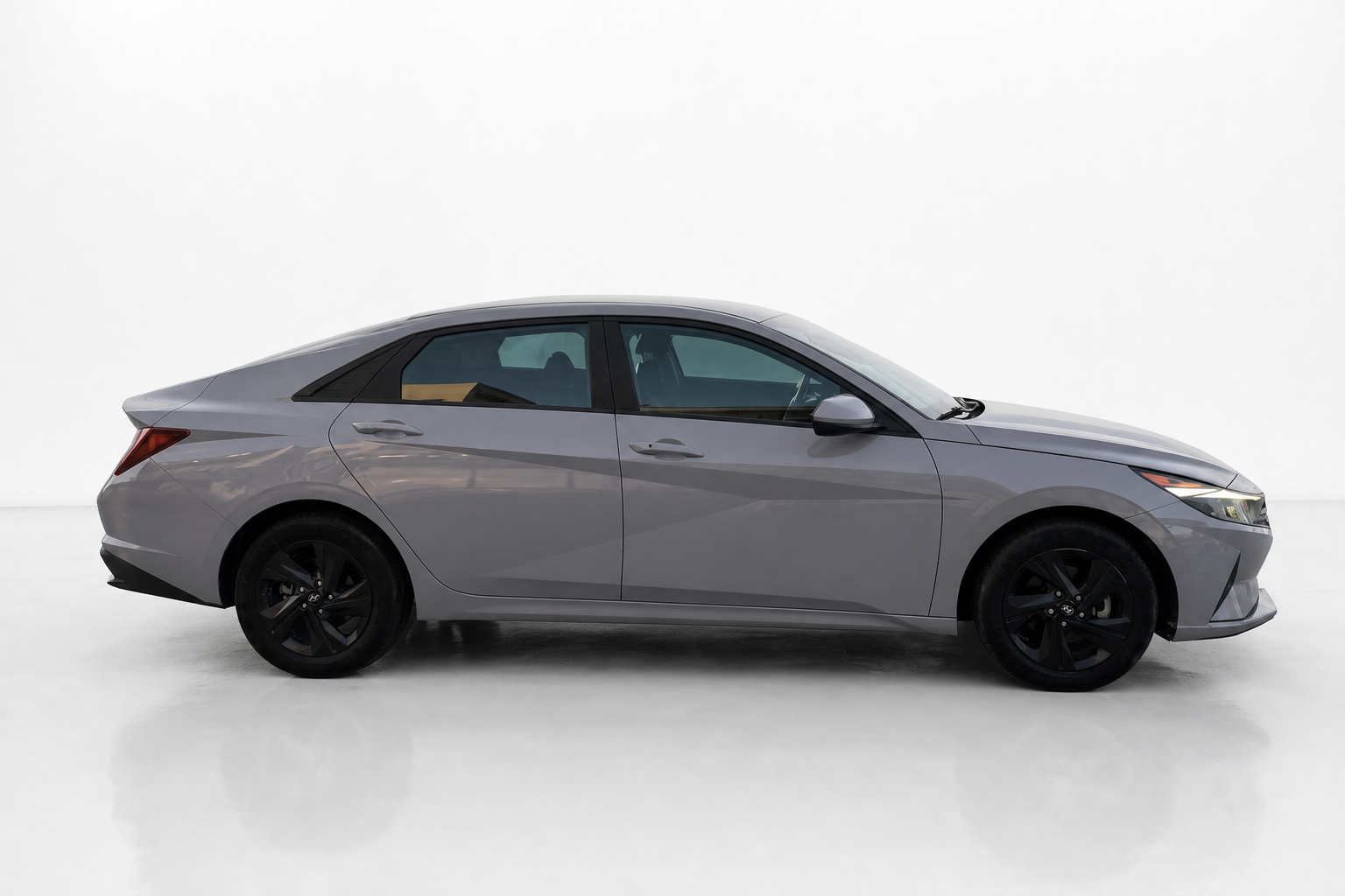 2022 Hyundai Elantra — view 4