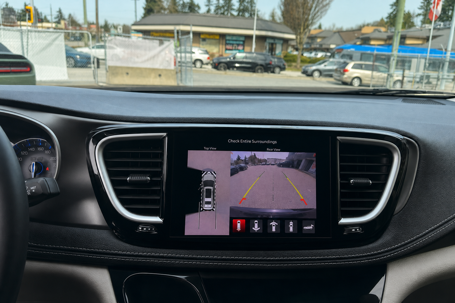 2023 Chrysler Pacifica — view 11