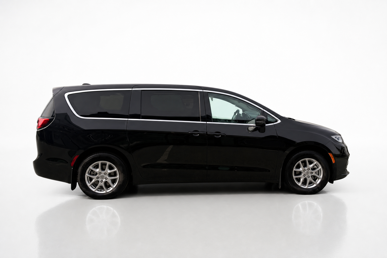 2023 Chrysler Pacifica — view 4