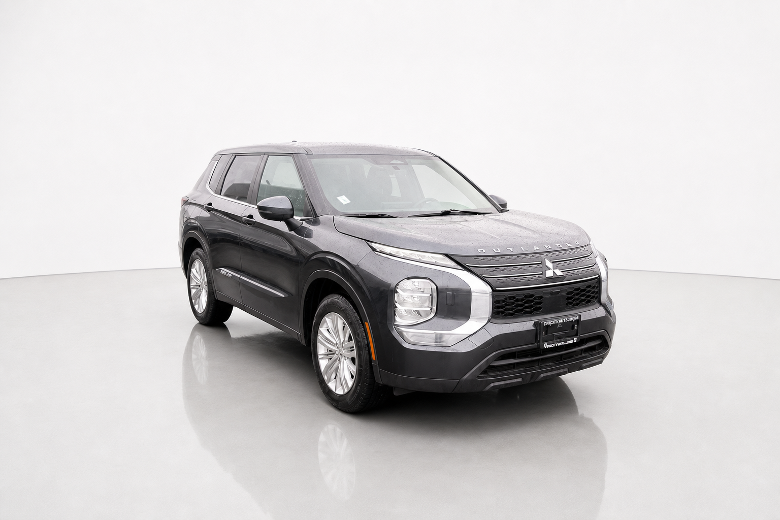 2023 Mitsubishi Outlander — view 4