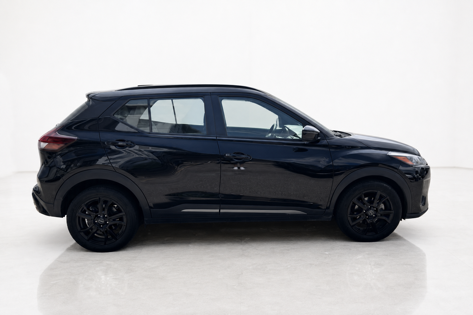 2023 Nissan Kicks — view 4