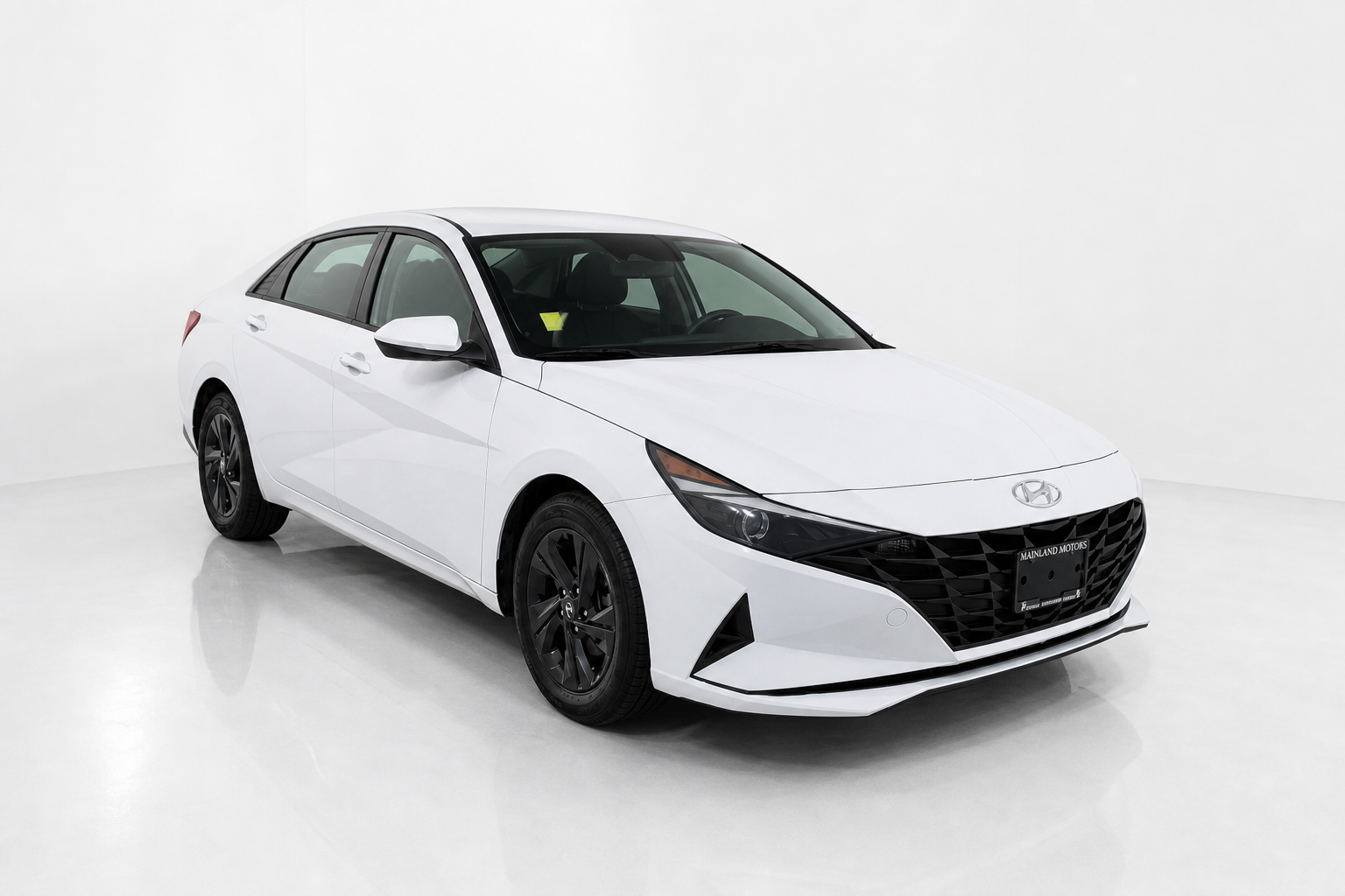2022 Hyundai Elantra — view 3