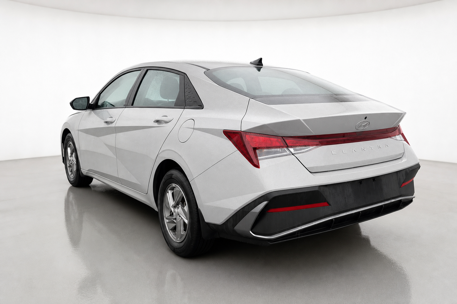 2025 Hyundai Elantra — view 4