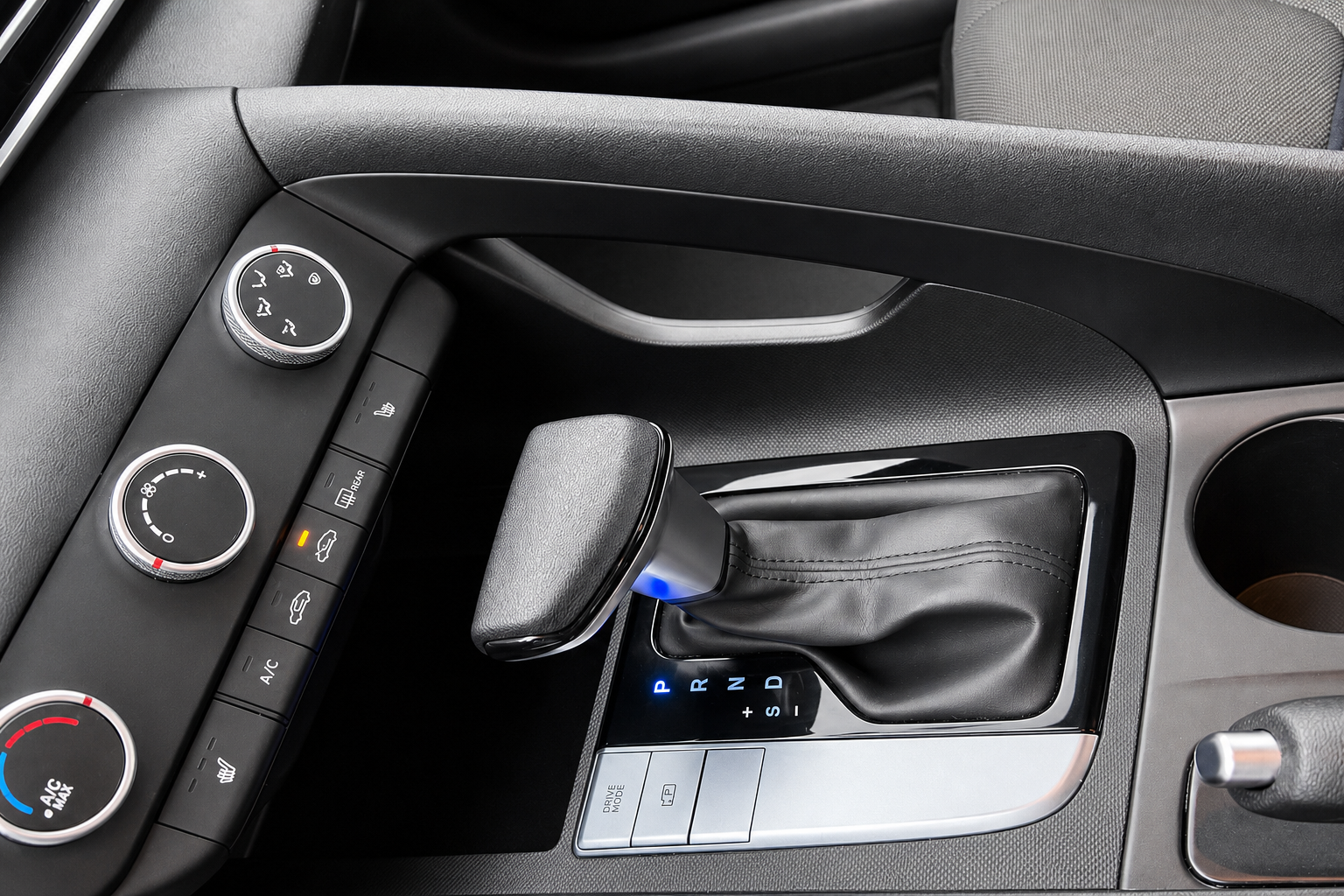 2025 Hyundai Elantra — view 13