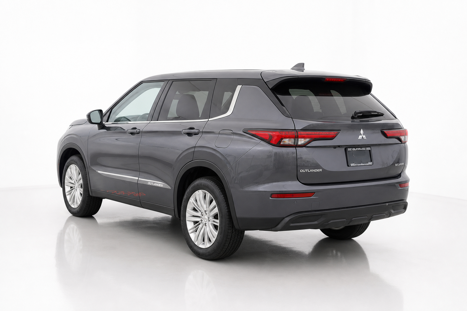 2023 Mitsubishi Outlander — view 5
