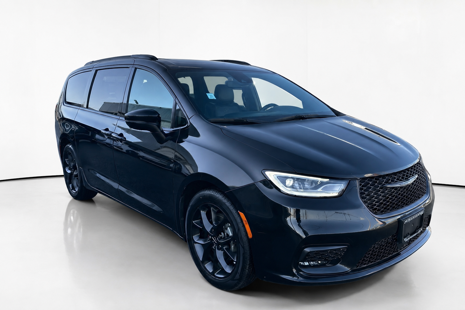 2023 Chrysler Pacifica — view 3