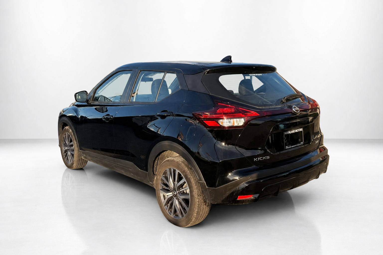2023 Nissan Kicks — view 4