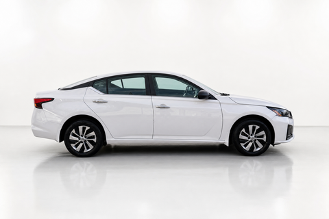 2024 Nissan Altima — view 4