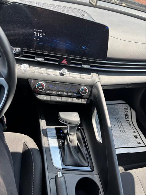 2025 Hyundai Elantra — view 10