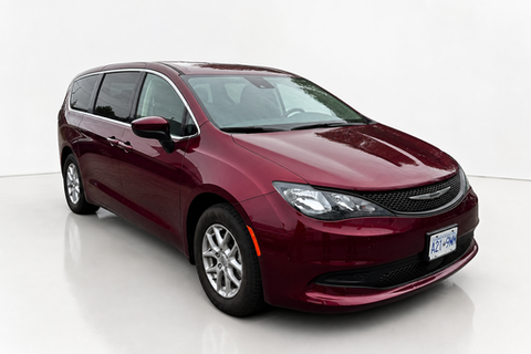 2023 Chrysler Grand Caravan — view 3