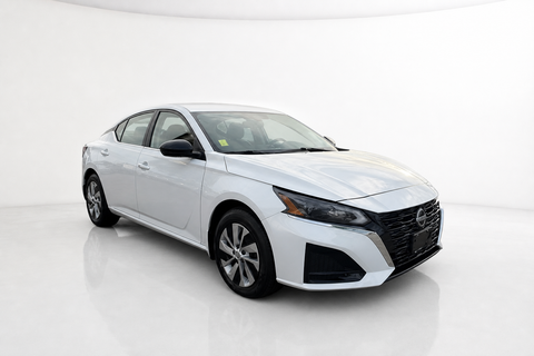 2024 Nissan Altima — view 3