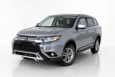 2020 Mitsubishi Outlander — view 3