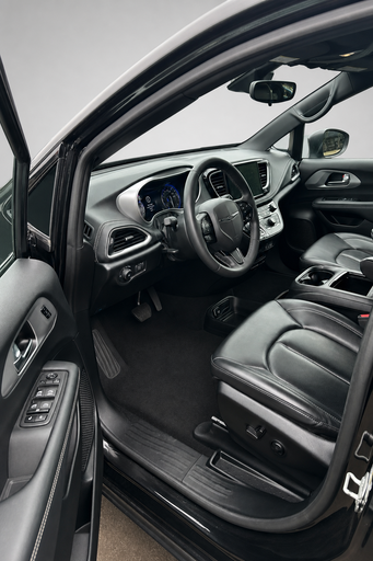 2023 Chrysler Pacifica — view 5
