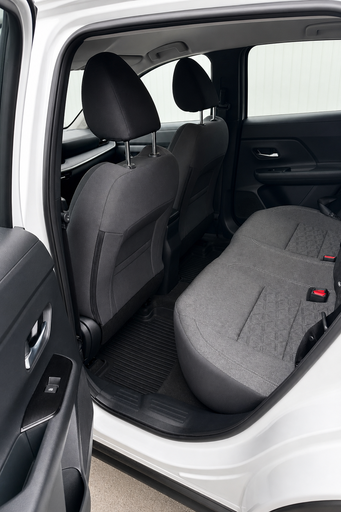 2025 Nissan Kicks — view 7