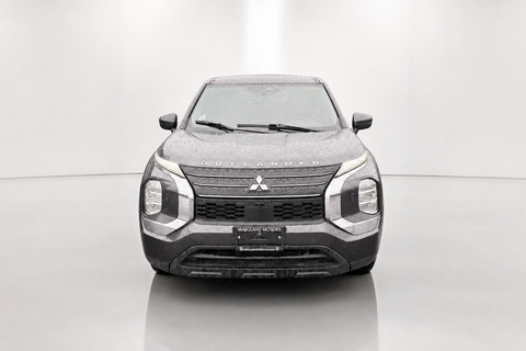 2024 Mitsubishi Outlander — view 2