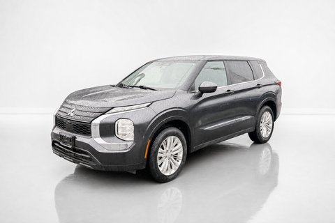 2024 Mitsubishi Outlander — view 1