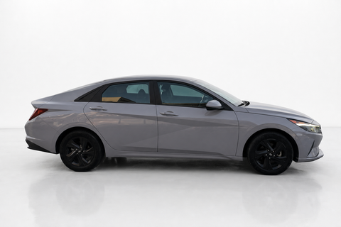 2022 Hyundai Elantra — view 4