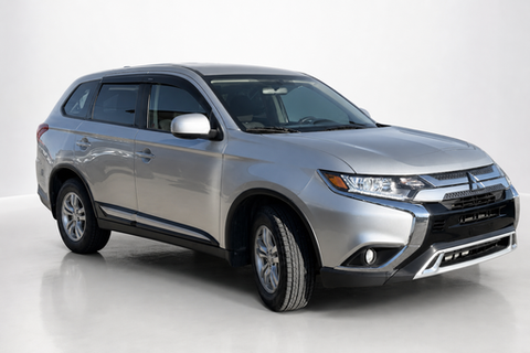 2020 Mitsubishi Outlander — view 5