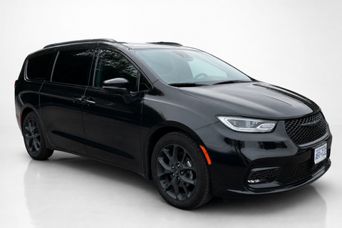 2023 Chrysler Pacifica — view 3