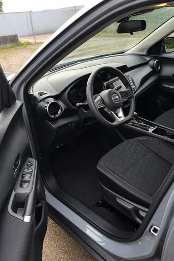 2024 Nissan Kicks — view 5