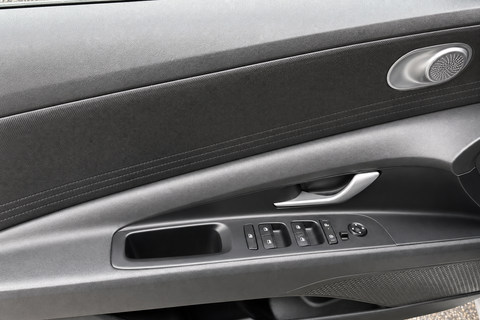 2025 Hyundai Elantra — view 14