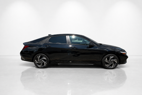 2025 Hyundai Elantra — view 4