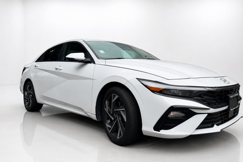 2025 Hyundai Elantra — view 3