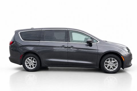 2023 Chrysler Grand Caravan — view 2