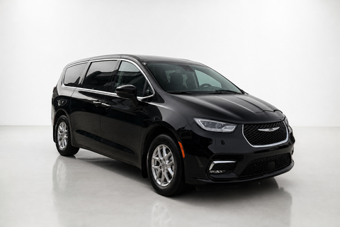 2023 Chrysler Pacifica — view 3