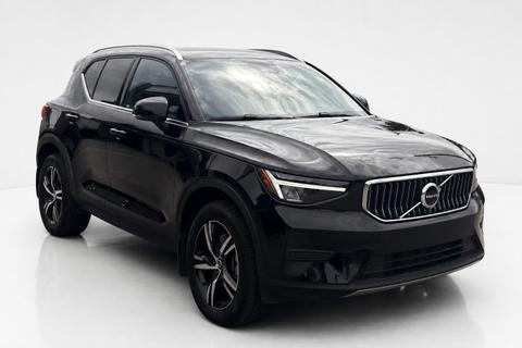 2025 Volvo XC40 — view 3