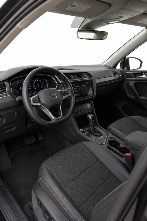 2025 VOLKSWAGEN Jetta — view 2