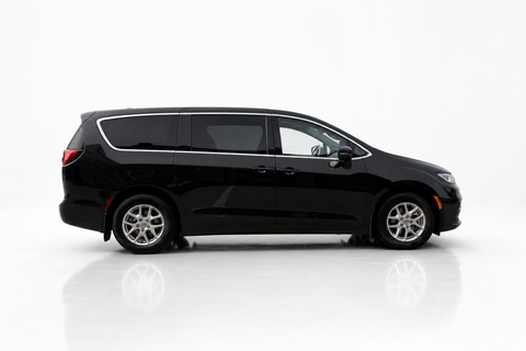 2023 Chrysler Pacifica — view 4