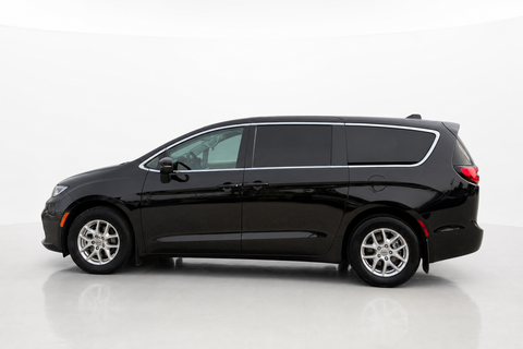 2023 Chrysler Pacifica — view 8
