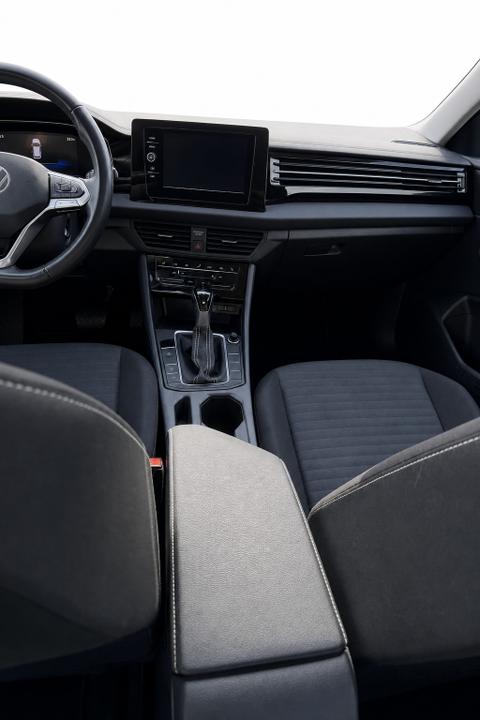 2025 VOLKSWAGEN Jetta — view 3