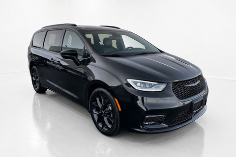 2023 Chrysler Pacifica — view 3