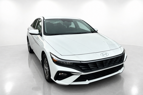2025 Hyundai Elantra — view 3