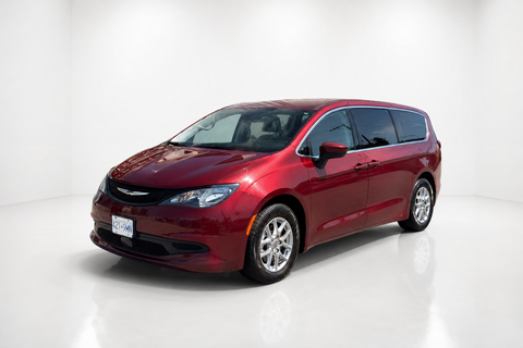 2023 Chrysler Grand Caravan — view 1