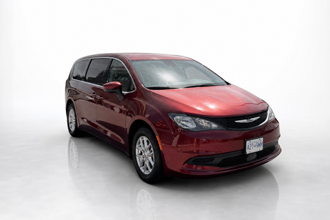 2023 Chrysler Grand Caravan — view 3