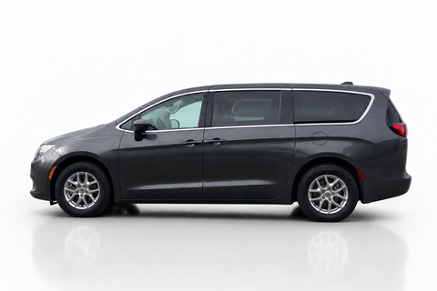2023 Chrysler Grand Caravan — view 3
