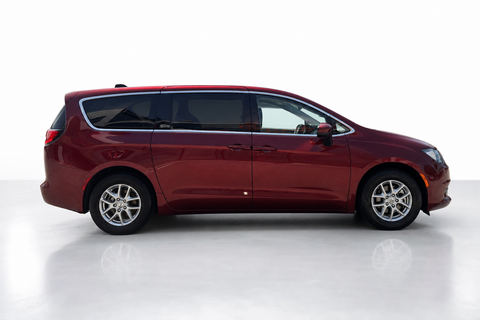 2023 Chrysler Grand Caravan — view 4