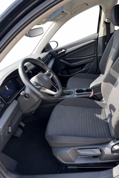 2025 VOLKSWAGEN Jetta — view 4