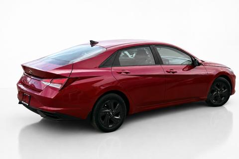 2022 Hyundai Elantra — view 4