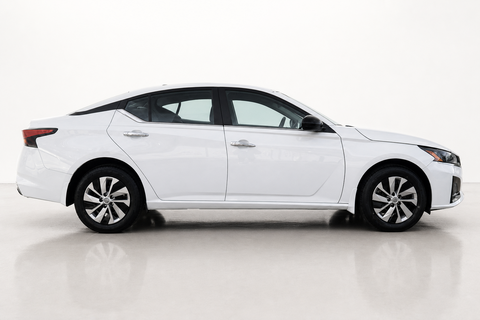 2024 Nissan Altima — view 4