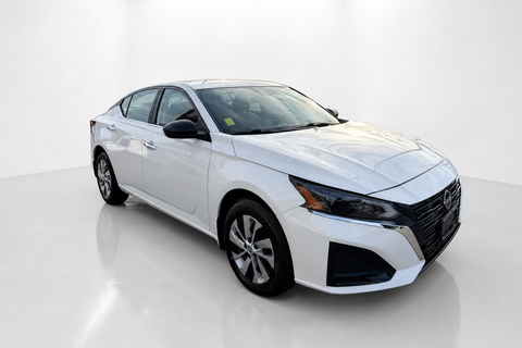 2024 Nissan Altima — view 3