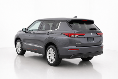 2024 Mitsubishi Outlander — view 4