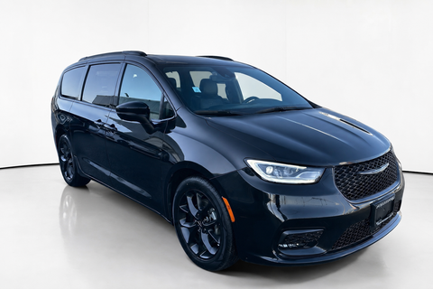2023 Chrysler Pacifica — view 3