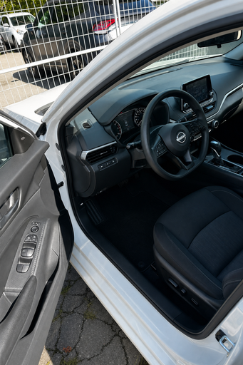 2024 Nissan Altima — view 6